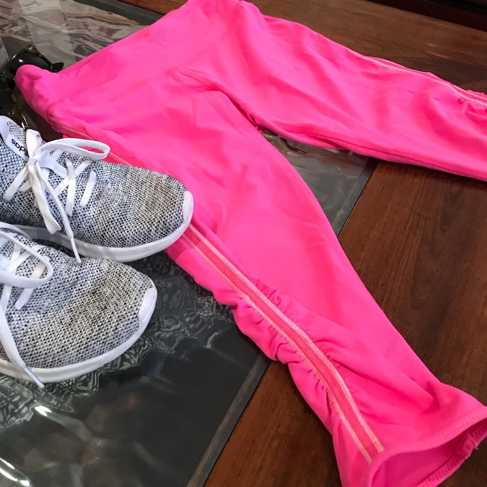 🎀🎀Pink Lululemon flow crops size 4🎀🎀